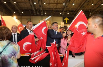 BAŞKAN SANDAL’DAN ZİYARETÇİLERE TÜRK BAYRAĞI